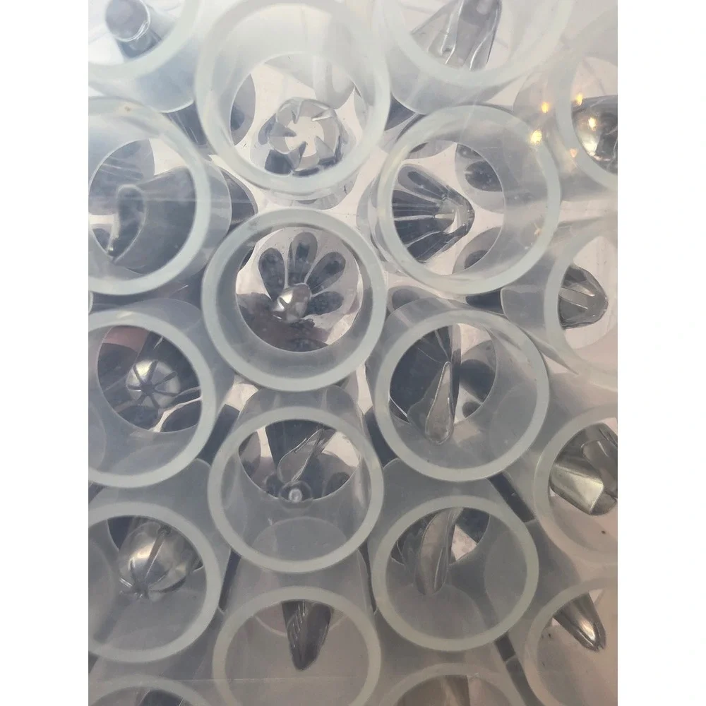 Cake Decorating Set 26 Piping Tips Storage Case and 6 Inch Metal Cooling Rack A2